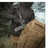 M-Tac Rygsæk Large Elite Hex Gen. IV i felten med taktisk luk, designet til at bære adskilte våben, lavet af Cordura for varighed.