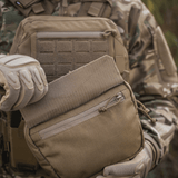 Person med M-Tac Lomme til Tilbehør Lower Large Elite i Cordura 500D, holdbar og praktisk opbevaring. Ideel til udendørs brug.