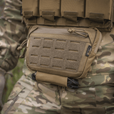 M-Tac Lomme til Tilbehør Lower Large Elite monteret på militærjakke, fremstillet af slidstærkt Cordura 500D-materiale for holdbarhed.