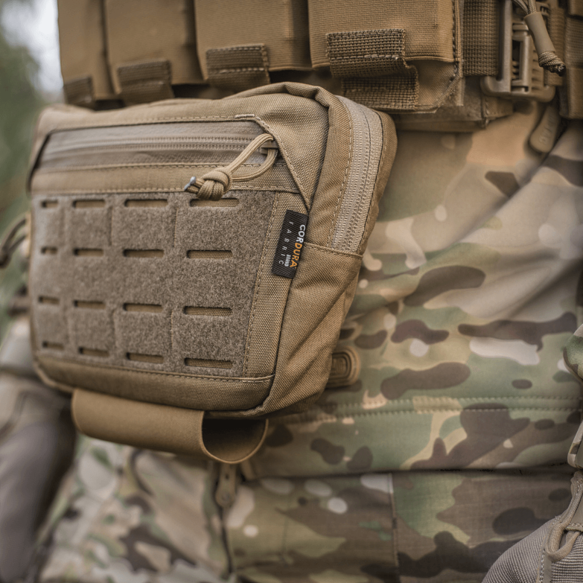 M-Tac Lomme til Tilbehør Lower Large Elite monteret på taktisk vest, fremstillet af slidstærkt Cordura 500D-materiale, camouflage design.