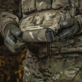 M-Tac Lomme til Tilbehør Lower Large Elite fremstillet af robust Cordura 500D, holdt af en person i camouflagebeklædning.