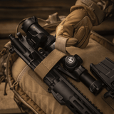 M‑Tac Indlæg til Rygsæk (3 stk) fastgjort til rygsæk med justerbare velcro-stropper, viser våbentilbehør og AR‑15 karabin.