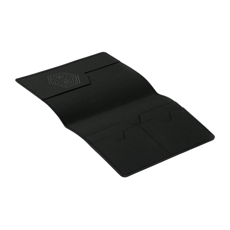 M‑Tac Pascover i sort polymerkomposit med kortlommer og stilfuldt M‑Tac logo, beskytter pas mod slid og skader.