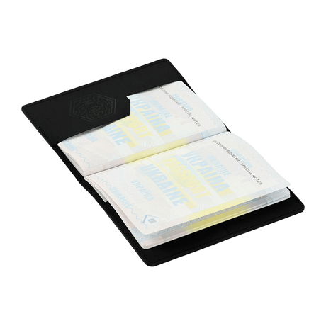 M‑Tac Pascover i sort polymer beskytter passet med et stilfuldt look og praktiske kortlommer, ideel til rejser. Mål: 13,5 x 10 cm.