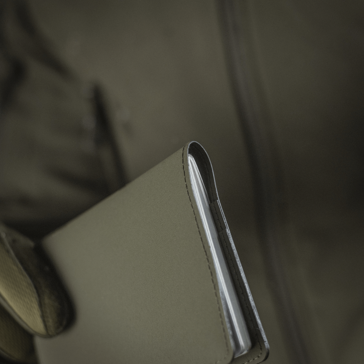 M‑Tac Pascover fremstillet af holdbar polymerkomposit til beskyttelse af pas mod skader, med "Passport"-tryk og rum til kort.