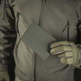 Person holder M‑Tac Pascover, en stilfuld pasbeskytter i polymerkomposit, ideel til ukrainske og udenlandske pas.