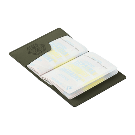 M‑Tac Pascover beskytter pas i stilfuld design med rum til plastkort, lavet af holdbart polymerkomposit. Ideel til rejser.