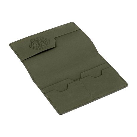 M‑Tac Pascover i polymerkomposit med rum til plastkort og stilfuldt logo, beskytter pas mod slid og skader. Størrelse 13,5 x 10 cm.