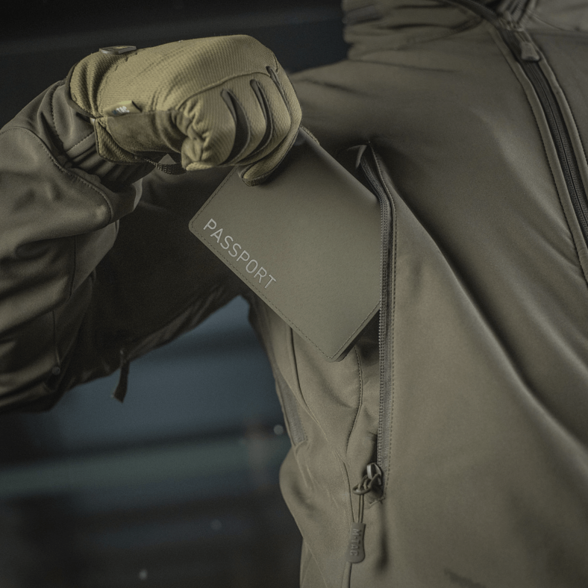 M‑Tac Pascover i en jakke, beskytter pas mod skader, moderne polymer, praktisk rejsetilbehør, stilfuldt design, pasomslag.
