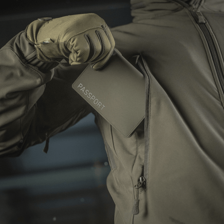 M‑Tac Pascover i en jakke, beskytter pas mod skader, moderne polymer, praktisk rejsetilbehør, stilfuldt design, pasomslag.
