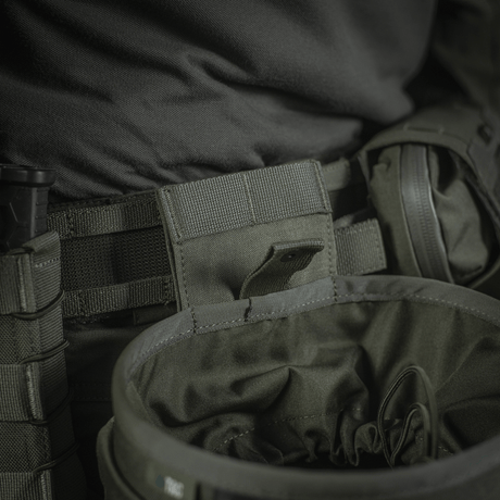 M‑Tac Magasinsæk Dump Pouch Lite Elite monteret på bælte, fremhæver hurtiglukkesystem og robust Cordura 500D-materiale.