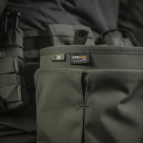 M-Tac Magasinsæk Dump Pouch Lite Elite på montering med Cordura 500D materiale og hurtiglukkesystem.
