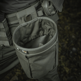 M‑Tac Magasinsæk Dump Pouch Lite Elite monteret på bælte, lavet af holdbart Cordura 500D materiale med hurtiglukkesystem og drænnet.