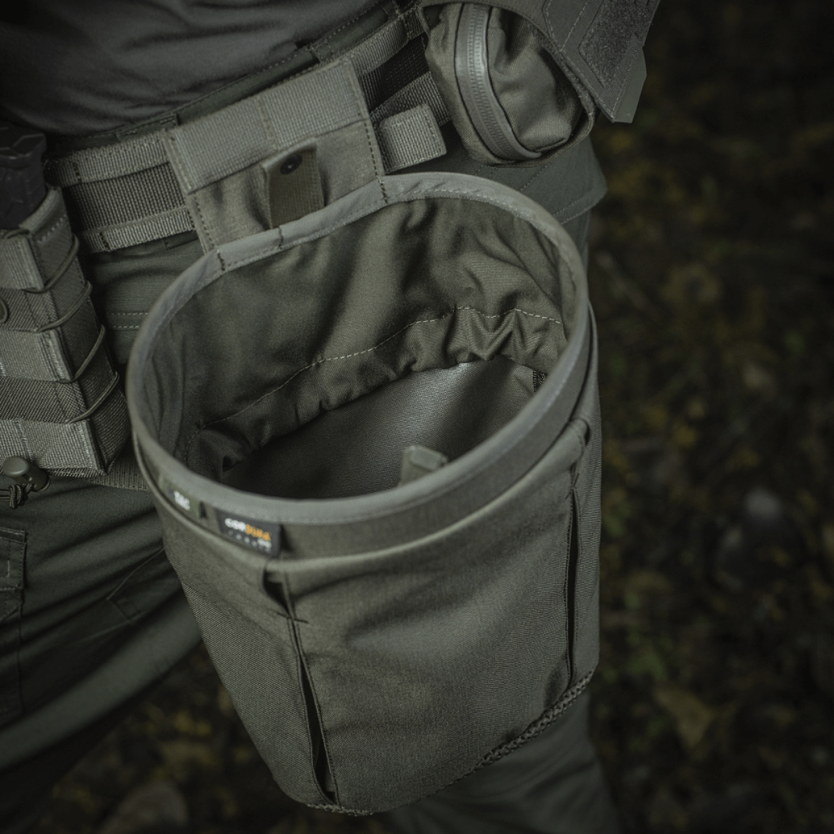 M‑Tac Magasinsæk Dump Pouch Lite Elite monteret på bælte, lavet af holdbart Cordura 500D materiale med hurtiglukkesystem og drænnet.