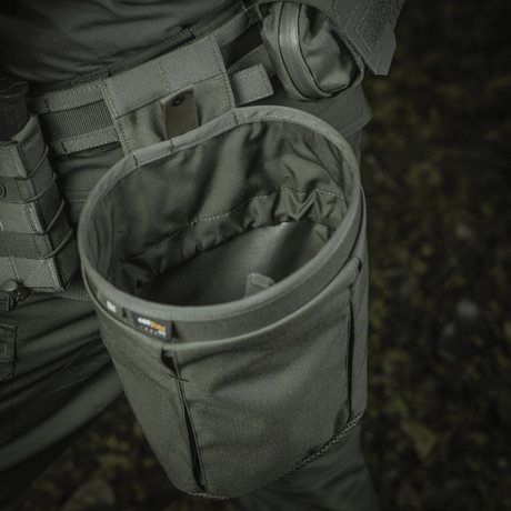 M‑Tac Magasinsæk Dump Pouch Lite Elite monteret på bælte, lavet af holdbart Cordura 500D materiale med hurtiglukkesystem og drænnet.