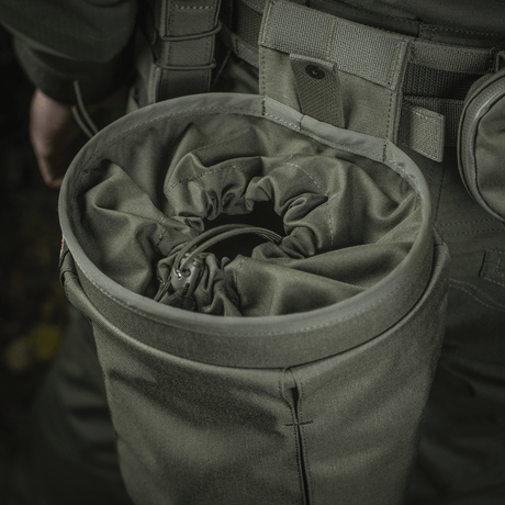 M‑Tac Magasinsæk Dump Pouch Lite Elite monteret på bælte, viser robust Cordura 500D materiale og hurtiglukkesystem.