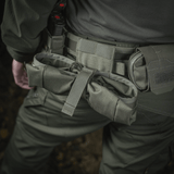 M‑Tac Magasinsæk Dump Pouch Lite Elite monteret på bælte med quick-pull lukning og robust design, ideel til hurtig opbevaring.