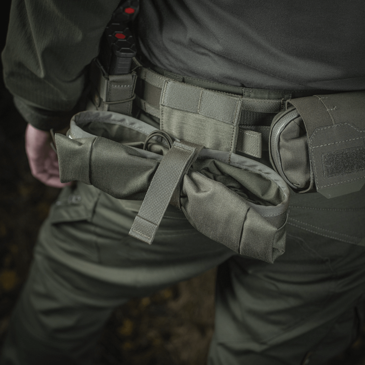 M‑Tac Magasinsæk Dump Pouch Lite Elite monteret på bælte med quick-pull lukning og robust design, ideel til hurtig opbevaring.