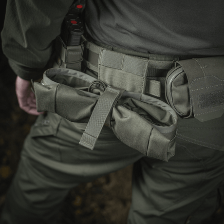 M‑Tac Magasinsæk Dump Pouch Lite Elite monteret på bælte med quick-pull lukning og robust design, ideel til hurtig opbevaring.