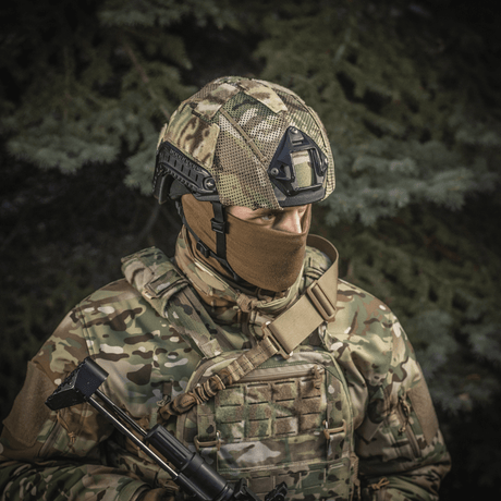 Soldat iført M‑Tac Hjelmcover Shroud Elite i MULTICAM camouflage, designet til TOR-D hjelme for effektiv skjul i terrænet.