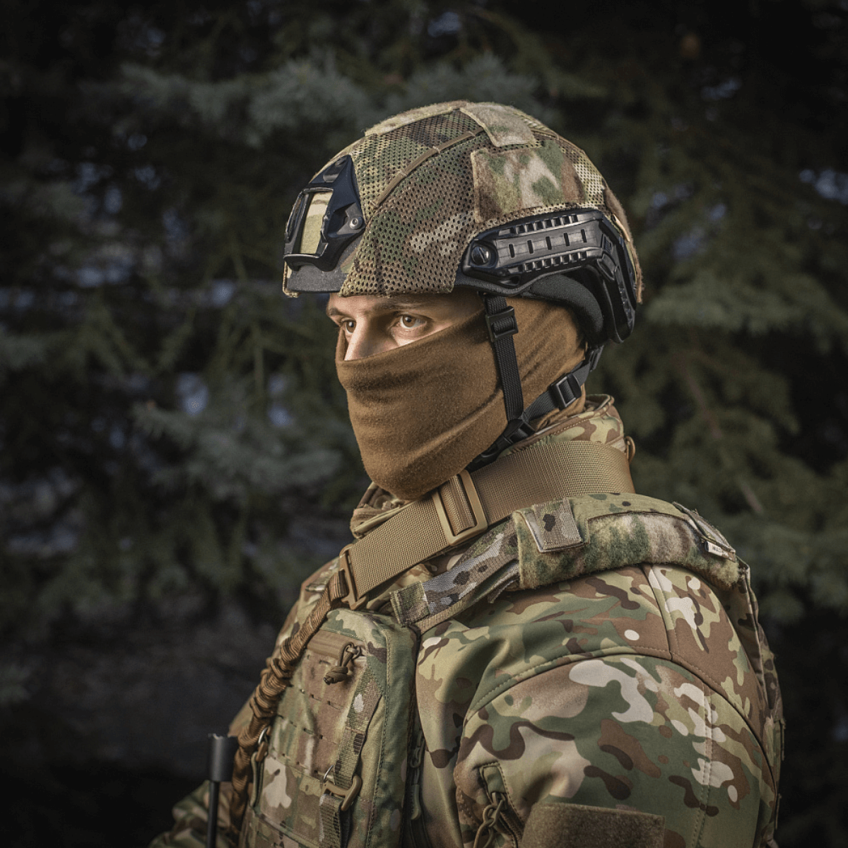 M‑Tac Hjelmcover Shroud Elite i MULTICAM, monteret på en TOR-D hjelm, designet til kamouflage og beskyttelse med Velcro-paneler.