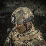 M‑Tac Hjelmcover Shroud Elite i MULTICAM camouflage på en TOR-D hjelm i skovmiljø.