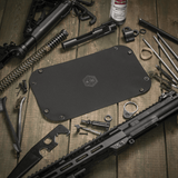 M‑Tac Field Vedligeholdelsesbakke 18x30 cm brugt til våbenvedligeholdelse, omgivet af værktøj og dele, polymerkomposit materiale.