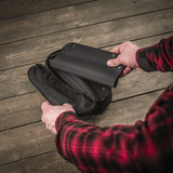 M‑Tac Field Vedligeholdelsesbakke 18x30 cm foldbar vedligeholdelsesbakke i sort polymer på træbord