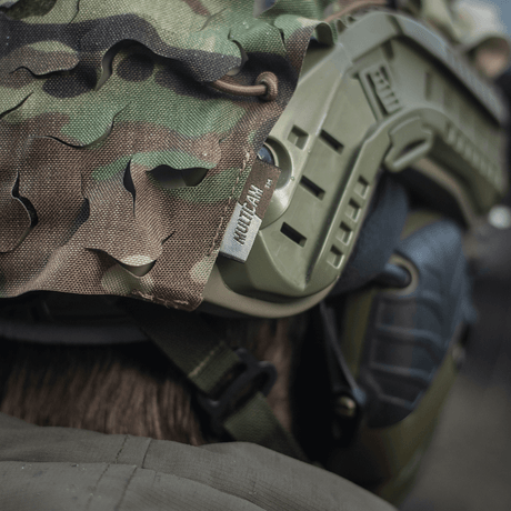 M-Tac Vilha Hjelmcover FAST med multicam mønster, designet til camouflage og beskyttelse på ujævnt terræn; set tæt på.