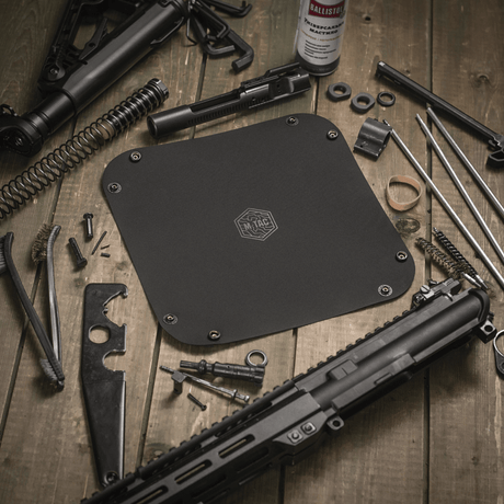 M-Tac Vedligeholdelsesbakke 24x24 cm med værktøjer og våbendele på træbord