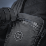 M‑Tac Pocket Bag Elite HEX i brug, kompakt taske med slidstærkt materiale og holdbar lynlås, ideel til opbevaring af EDC-udstyr og værktøj.