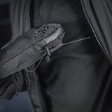 M‑Tac Pocket Bag Elite HEX i brug, fremhæver slidstærkt design og YKK lynlåse til opbevaring af småting og EDC-udstyr.