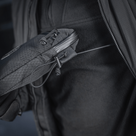 M‑Tac Pocket Bag Elite HEX i brug, fremhæver slidstærkt design og YKK lynlåse til opbevaring af småting og EDC-udstyr.