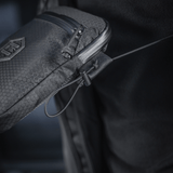 M–Tac Pocket Bag Elite HEX i slidstærkt materiale med YKK lynlåse, ideel til opbevaring af EDC-udstyr og småting, set i brug.
