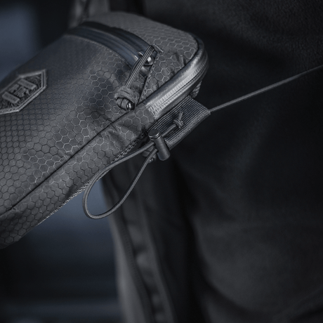 M–Tac Pocket Bag Elite HEX i slidstærkt materiale med YKK lynlåse, ideel til opbevaring af EDC-udstyr og småting, set i brug.