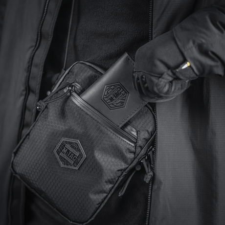 M‑Tac Pocket Bag Elite HEX i slidstærkt materiale med robust YKK lynlås, ideel til opbevaring af EDC-udstyr og småting, sort design.