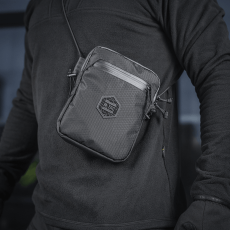 M-Tac Pocket Bag Elite HEX på en person, kompakt taske i slidstærkt materiale med YKK lynlåse, perfekt til EDC-udstyr.