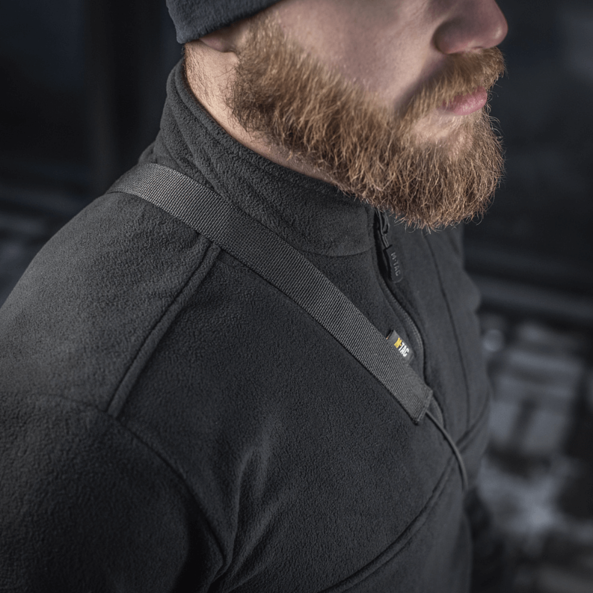 Mand bærer M‑Tac Pocket Bag Elite HEX i slidstærkt materiale med robust konstruktion, ideel til hverdagsbrug og EDC-udstyr.