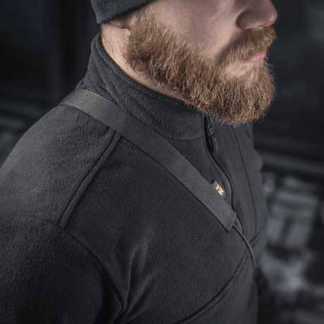 Mand bærer M‑Tac Pocket Bag Elite HEX i slidstærkt materiale med robust konstruktion, ideel til hverdagsbrug og EDC-udstyr.