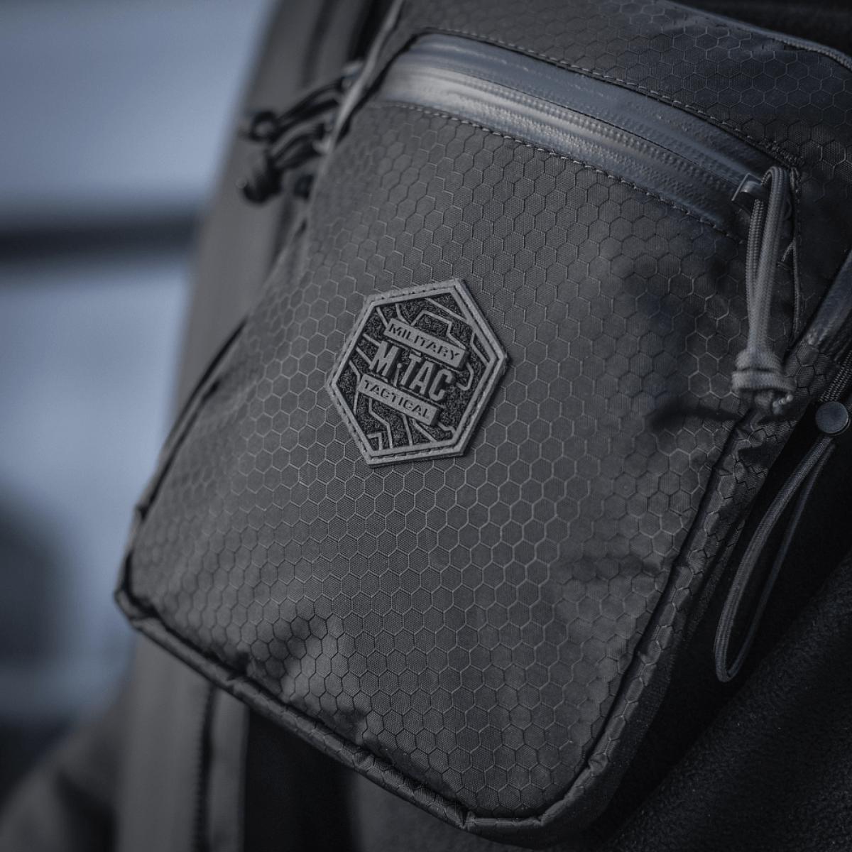 M‑Tac Pocket Bag Elite HEX i brug, fremstillet af slidstærkt materiale med YKK lynlåse, ideel til EDC-udstyr og daglig brug.