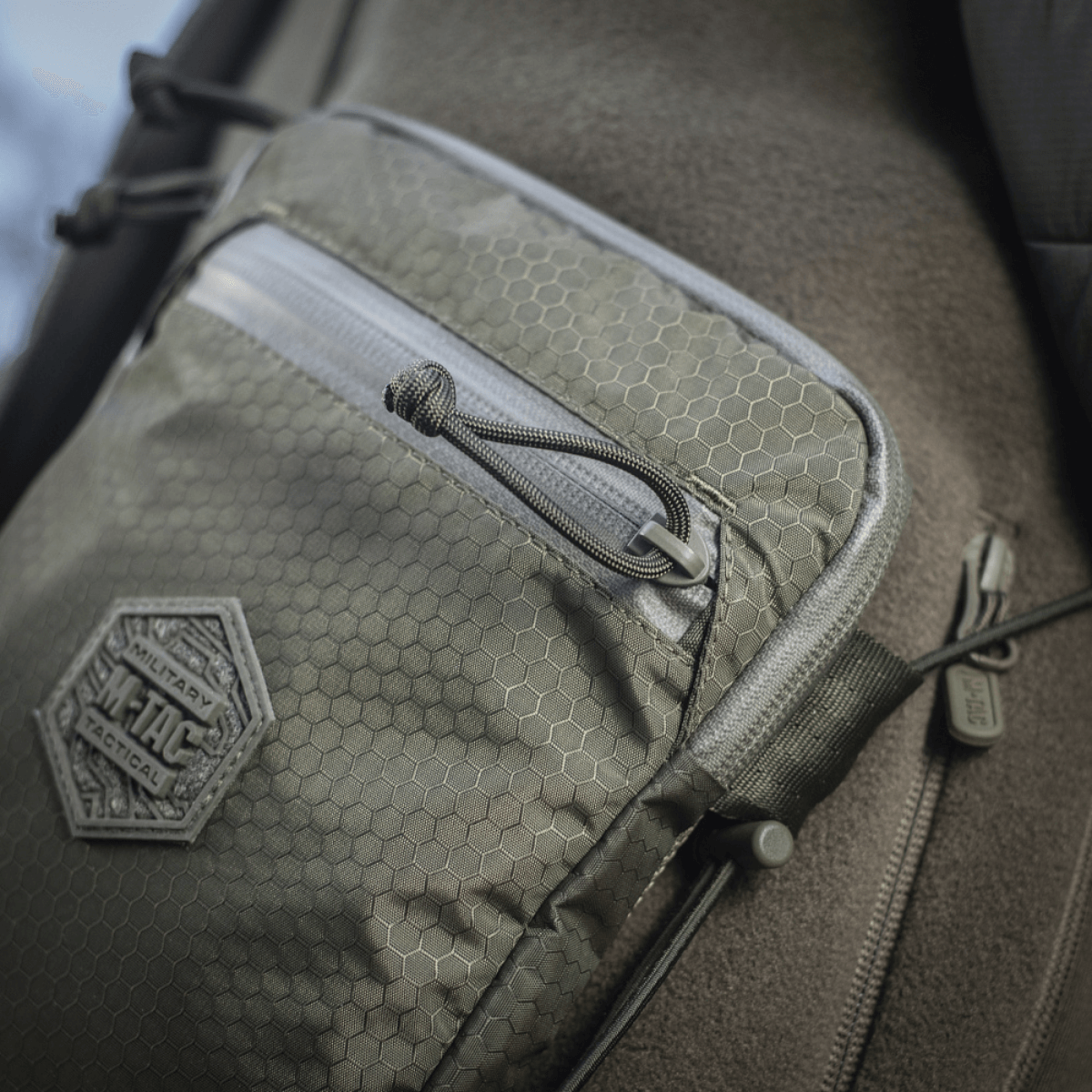 M‑Tac Pocket Bag Elite HEX i slidstærkt materiale med YKK lynlås, perfekt til opbevaring af småting og udstyr, kompakt design.
