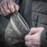 M‑Tac Pocket Bag Elite HEX med holdbare YKK lynlåse vises som kompakt taske i brug, perfekt til opbevaring af småting og udstyr.