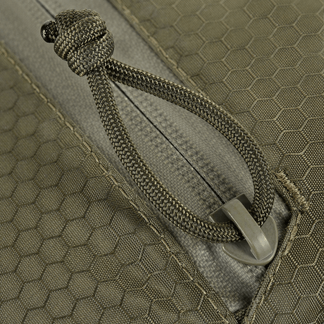 Nærbillede af slidstærk YKK lynlås på M‑Tac Pocket Bag Elite HEX i hexagonmønster.