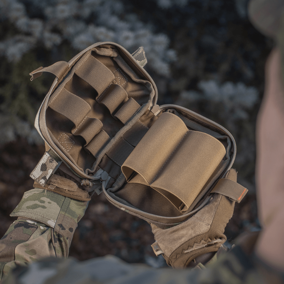 M-Tac Horisontal Medic Lomme Large Elite med rummeligt indre og holdbar Cordura 500D organizer til førstehjælpskit.