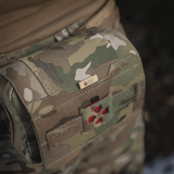 M-Tac Horisontal Medic Lomme Large Elite i brug på en militær uniform, lavet af slidstærk Cordura 500D til førstehjælp.