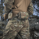 Soldat med M-Tac Horisontal Medic Lomme Large Elite på udstyr, lavet af slidstærk Cordura 500D materiale.