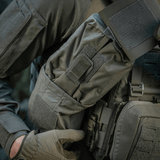 M‑Tac Medic Pouch Vertical Large Elite monteret på taktisk vest til sikker opbevaring af medicinsk udstyr i Cordura 500D-materiale.