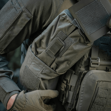 M‑Tac Medic Pouch Vertical Large Elite monteret på taktisk vest til sikker opbevaring af medicinsk udstyr i Cordura 500D-materiale.