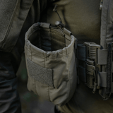 M‑Tac Medic Pouch Vertical Large Elite fastgjort til taktisk vest for nem adgang til førstehjælpsudstyr i robust Cordura materiale.