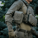 M‑Tac Medic Pouch Vertical Large Elite fastgjort til taktisk vest udendørs, fremstillet af stærkt Cordura 500D materiale for sikker opbevaring